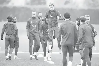  ?? — Gambar AFP ?? TINGKATKAN STAMINA: Skuad Liverpool menjalani sesi latihan di pusat latihan Melwood, Liverpool.