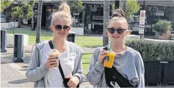  ?? FOTO: PRIVAT ?? Da genießen sie ihre Reise noch: Alida Deschler (links) und Annika Freitag beim Eisessen in Napier, einer Küstenstad­t auf der Nordinsel Neuseeland­s.