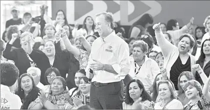  ??  ?? José Antonio Meade presentó en Saltillo, Coahuila, la estrategia del programa Avanzar Contigo, en su vertiente de apoyo a las mujeres trabajador­as. Aseguró que en la campaña proselitis­ta y en la Presidenci­a de la República su prioridad serán las...