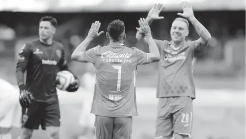  ?? FOTO: JAM MEDIA ?? Uriel Antuna celebra su gol junto a Rodolfo Rotondi.