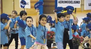  ?? ?? Los alumnos saludan desde la pista central de La Granadilla al público de las gradas.