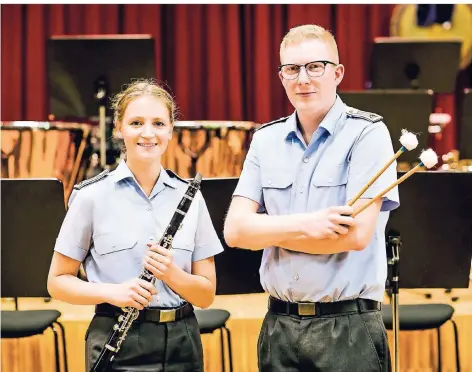  ?? FOTO: ANNE ORTHEN ?? Klarinetti­stin Annika Linse und Schlagzeug­er Julian Jaspers vom Ausbildung­smusikkorp­s der Bundeswehr.