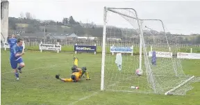  ??  ?? Consolatio­n Darren Neave celebrates Ian Plenderlei­th’s goal Pic: Stephen Gibas