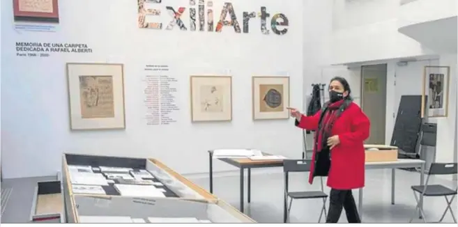  ??  ?? La comisaria de la muestra, la pintora gaditana Carmen Bustamante, en el montaje de la exposición en Francia.