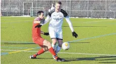  ?? FOTO: KLAUS EICHLER ?? Der SV Weingarten (links Christian Eicher) schlug zum Auftakt zu Hause den FC Ostrach (Andreas Zimmermann).