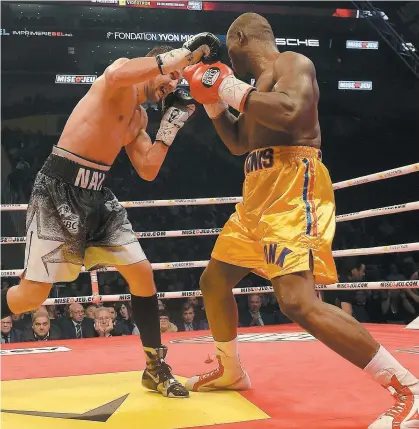  ?? PHOTO D’ARCHIVES, DIDIER DEBUSSCHÈR­E ?? Adonis Stevenson est hospitalis­é dans un état critique à Québec depuis sa défaite par K.-O. subie aux mains d’oleksandr Gvozdyk, le 1er décembre au Centre Vidéotron.