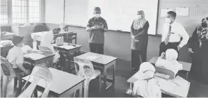  ??  ?? LAWATAN BILIK DARJAH: Guru Besar SK Pekan Satu Anita Syamini S Azman mengiringi Haji Adzman mengadakan lawatan ke bilik darjah di SK Pekan Satu.