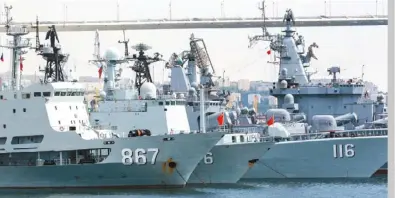  ??  ?? 圖為中國海軍艦艇編隊­18日停泊在俄國符拉­迪沃斯托克碼頭。(新華社)