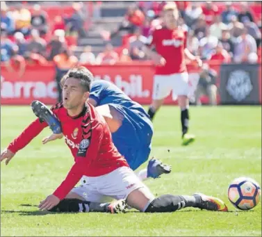  ??  ?? LUCHA. Juan Delgado cae al suelo tras disputar un balón con Morcillo, ayer, durante el Nàstic-Almería.