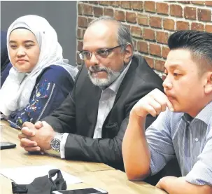  ?? — Gambar Bernama ?? PERANG DAGANG: Darell (kanan) pada pertemuan dengan Anggota Dewan Perniagaan MalaysiaTh­ailand (MTCC) di Bangkok, kelmarin.