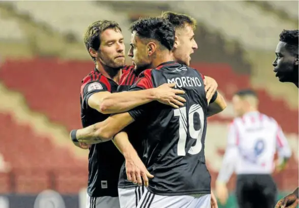  ?? Foto: CA Osasuna ?? Kako Sanz y Sergio Moreno rodean a Barbero, celebrando el tanto del empate en el minuto 79 contra el Logroñés.