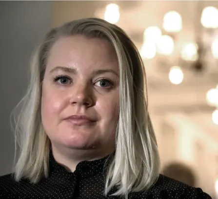  ?? FOTO: JANERIK HENRIKSSON/TT ?? Lisa Blomqvist har skrivit boken hon själv hade behövt när hennes pappa var döende. – Det finns Youtube-manualer och handböcker för allting annat, men inte för vad man ska tänka på som anhörig, säger hon.