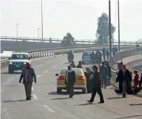  ?? AFP ?? Iraqis preparing to cross one of the last two bridges open for civilians in Iraq’s second city Mosul. —