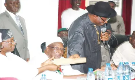  ??  ?? President Goodluck Jonathan
(right) collecting
Alhaji Bamanga
Tukur’s resignatio­n letter as national chairman of PDP from the party’s
National Secretary, Professor Wale Oladipo, while the former chairman observes at the PDP NEC meeting
in Abuja...