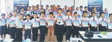  ??  ?? TINGKATKAN ILMU: Murid dari tiga sekolah terpilih di Bintulu bergambar bersama pada program tersebut.