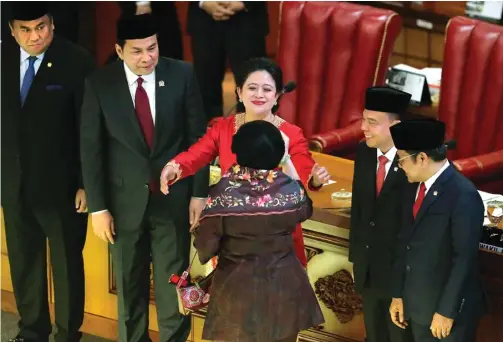  ?? : FEDRIK TARIGAN/JAWA POS ?? HASIL DIDIKAN IBU: Ketum PDIP Megawati Soekarnopu­tri memberikan selamat kepada anaknya, Puan Maharani, setelah pelantikan anggota DPR di kompleks parlemen, Senayan, kemarin.