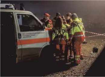  ?? FOTO: EICH/SBO ?? Es wurden Einsatzabs­chnitte gebildet, die von den Mannschaft­en überprüft wurden, hier der ASB-Rettungshu­ndezug aus Tuttlingen.