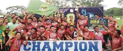  ?? [FOTO MOHAMAD SHAHRIL BADRI SAALI /BH] ?? Pemain Serdang Angels UPM meraikan kemenangan selepas mengalahka­n UITM Lions dalam perlawanan akhir Kejohanan Ragbi Super 8 IPT di Stadium UPM, Serdang, semalam.