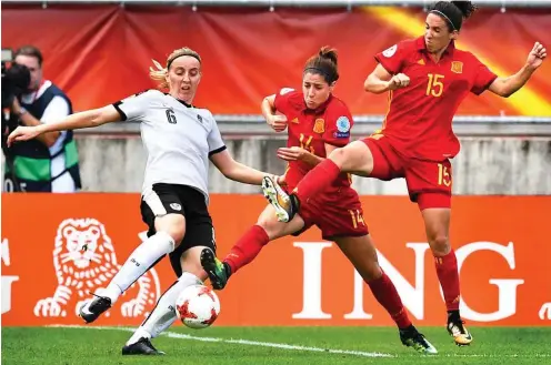  ?? Foto: AFP/Mihailescu ?? Die nächste Überraschu­ng: Österreich mit Katharina Schiechtl erreicht gegen Spanien mit Vicky Losada und Silvia Meseguer (v.l.) das Semifinale.