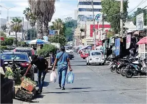  ?? ?? LARGO ANDAR. Ante la falta de transporte público, Severo Castro caminó desde el mercado de Chilpancin­go hasta su casa ubicada en la colonia Las Joyas, un trayecto de más de una hora.