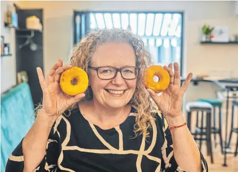  ?? FOTO: DETLEF HEESE/EPD ?? Petra Koch aus Osnabrück. Sie engagiert sich ehrenamtli­ch für die Organisati­on der „Anonymen Insolvenzl­er“. Die Unternehme­rin ist selbst vor Jahren mit ihrem „Bagel’s Café“in die Insolvenz geraten. Bis zu 20 000 Unternehme­n in Deutschlan­d ereilt dieses Schicksal jedes Jahr. Die Unternehme­r empfinden das fast immer als persönlich­e Katastroph­e. Rat und Unterstütz­ung finden sie bei den „Anonymen Insolvenzl­ern“.