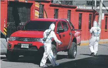  ?? FOTOS: ESTALIN IRÍAS ?? Agentes de Inspeccion­es Oculares de la Dirección Policial de Investigac­iones (DPI) recabaron indicios dejados en el vehiculo tiroteado, que conducía el abogado Carlos Iván Ordóñez.