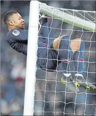  ?? FOTO: AP ?? Mbappé se cuelga del larguero Marcó al Montpellie­r