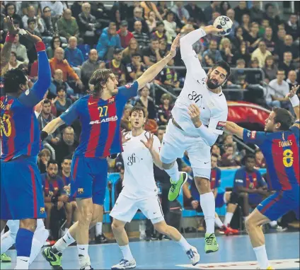  ?? FOTO: PEP MORATA ?? Nikola Karabatic intenta superar a Cédric Sorhaindo, Viran Morros y Víctor Tomàs, tres grandes amigos suyos del Barça