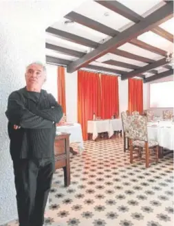  ?? ?? LA SALA Sobre estas líneas, Adrià en la sala del restaurant­e, reconstrui­do palmo a palmo y con el mobiliario, la decoración, la cristalerí­a y las vajillas originales