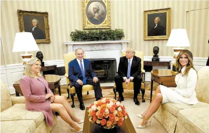  ?? KEVIN LAMARQUE/REUTERS ?? Benjamín Netanyahu y su esposa Sara en la Oficina Oval con Donald Trump y su esposa Melania.