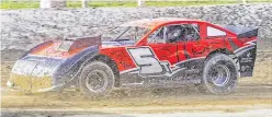  ?? PHOTO: SILVER VISION PHOTOGRAPH­Y ?? Daryl Ainsley driving in the Elf Cup supersaloo­n series at Beachlands Speedway, Dunedin, in December 2015.