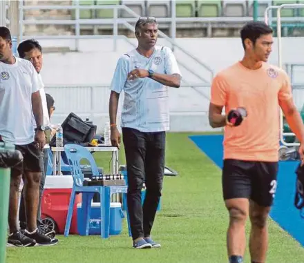  ?? ?? Former national hockey coach A. Arul Selvaraj (centre).