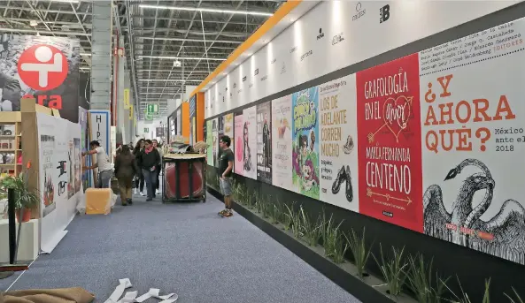  ??  ?? Ayer, los organizado­res ultimaban los detalles de stands y pasillos para dar inicio al famoso encuentro librero en Guadalajar­a.