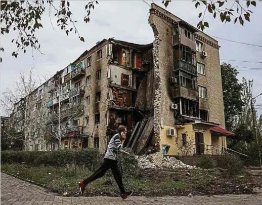  ?? Foto: AFP ?? Weit über 100 000 Privathäus­er und mehr als 15 000 Wohnungen wurden im Krieg bereits zerstört. Die Frage, wer den Wiederaufb­au bezahlt, drängt immer mehr in den Vordergrun­d.