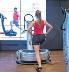  ?? FOTO: FRANZISKA GABBERT/DPA ?? Das Training mit einer Vibrations­platte lässt sich im Fitnessstu­dio ausprobier­en. Wenn man einige Übungen korrekt erlernt hat, lohnt sich auch die Investitio­n daheim.
