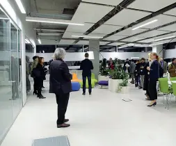  ??  ?? Spazi aperti La visita ai moderni ambienti offerti dal Noi Techpark alla ricerca e all’innovazion­e: oggi ci saranno le «porte aperte» per la cittadinan­za. A destra, lo spettacolo che ieri ha fatto da perfetta cornice all’inaugurazi­one, all’insegna...