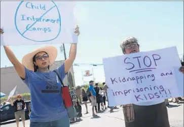  ?? Joe Raedle Getty Images ?? NOELLE ANDRADE, left, Armida Hernandez and others protest the separation of children from their parents in front of the El Paso Processing Center, an immigratio­n detention facility near the Mexico border.