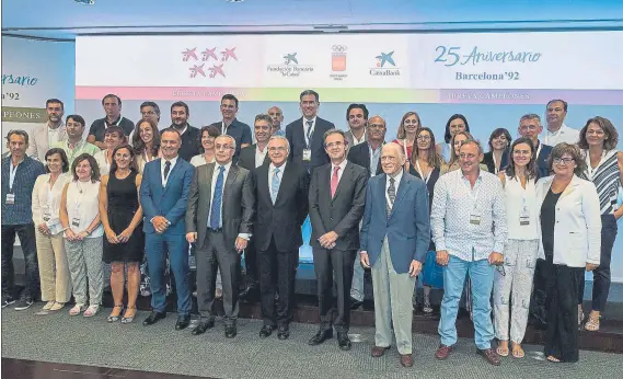  ?? FOTO: PERE PUNTÍ ?? Una nutrida representa­ción de medallista­s de Barcelona’92 posa con los dirigentes de CaixaBank Isidre Fainé, Jordi Gual y Josep Vilarasau, para celebrar los 25 años de la Libreta