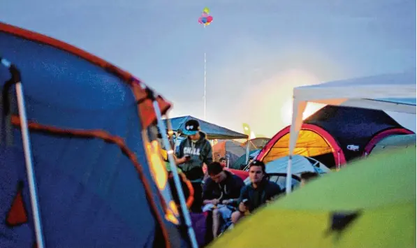  ?? Foto: Ole Spata/dpa ?? Der Zeltplatz ist ein wichtiger Teil der Festivals. Zwar ist die Bühne eigentlich der Mittelpunk­t der Veranstalt­ung, doch auch auf dem Zeltplatz verbringen Besucher viel Zeit.