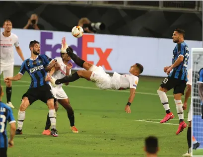  ??  ?? Diego Carlos’s overhead kick was deflected into the net by Inter goalscorer Romelu Lukaku (below, left)