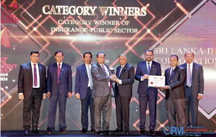  ?? ?? Mr. Rohitha Amarapala, Deputy General Manager Human Resources and Administra­tion and Charitha Maduranga, Manager HR Operations receiving the category award on behalf of Sri Lanka Insurance