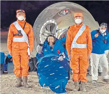  ?? ?? SPACE MISSION: Astronaut Chen Dong waves after touching down at the landing site.