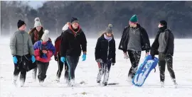  ??  ?? The recent snowfall brought people together