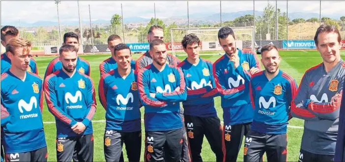  ??  ?? BUEN AMBIENTE. El Rey Felipe VI y el ministro Màxim Huerta hablaron durante varios minutos con los jugadores de la Selección sobre el césped de Las Rozas.