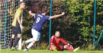  ?? Foto: Andreas Lenuweit ?? Da setzt’ di nieder: Schöneberg­s Torhüter Tobias Vater (am Boden) kann den 0:1-Rückstand gegen den SV Bedernau nicht verhindern.