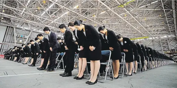  ?? Foto: Profimedia.cz ?? Noví zaměstnanc­i japonských aerolinek se účastní uvítání v hangáru na tokijském letišti Haneda.