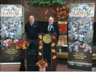  ?? MICHAEL GWIZDALA MGWIZDALA@DIGITALFIR­STMEDIA.COM ?? Troy Mayor Patrick Madden speaks about the Troy Turkey Trot, accompanie­d by event organizer George Regan.