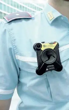  ??  ?? Precursori Un modello di bodycam in uso alle polizie locali del Nord