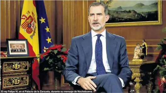  ?? BALLESTERO­S ?? El rey Felipe VI, en el Palacio de la Zarzuela, durante su mensaje de Nochebuena.