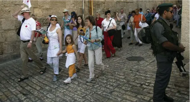  ?? AFP; Reuters ?? Jerusalem’s Old City, left, and the Dome of the Rock, below, were major tourist draws